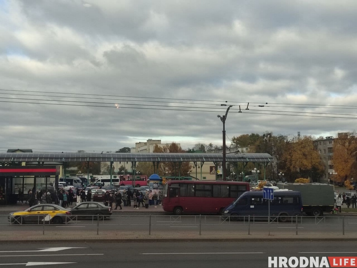 "Толпой ломились в подъезд". Десятки гродненцев задержали на марше в поддержку "Гродно Азот"