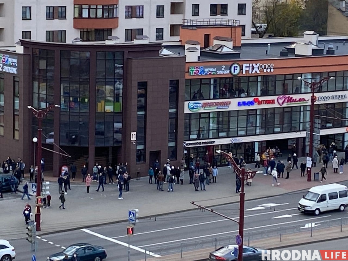"Толпой ломились в подъезд". Десятки гродненцев задержали на марше в поддержку "Гродно Азот"