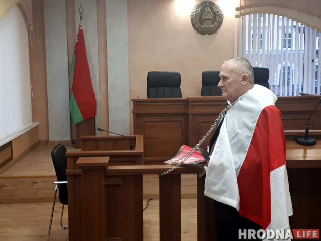 Николая Саляника, которого Тихановская удалила из доверенных лиц, оштрафовали. Какие перформансы он устраивал в судах? Саляник