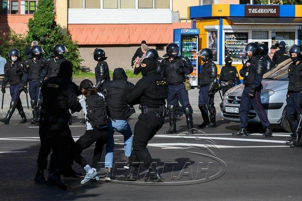 Возле ГрГУ задержали бывшую студентку за одиночный пикет. Ранее ее отчислили, когда она легла на операцию