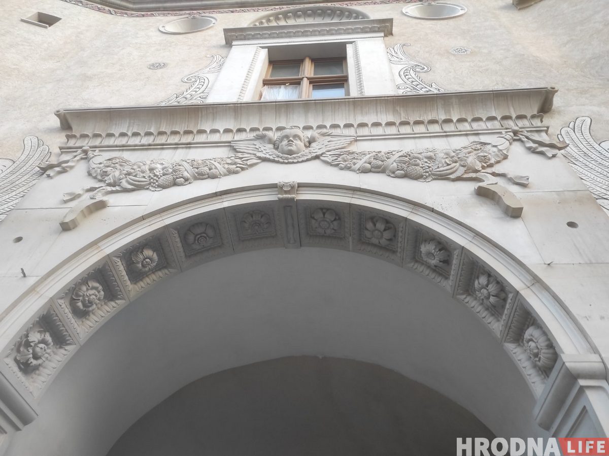 Над входом появился герб Речи Посполитой. Что еще сейчас происходит в Старом замке. Фото