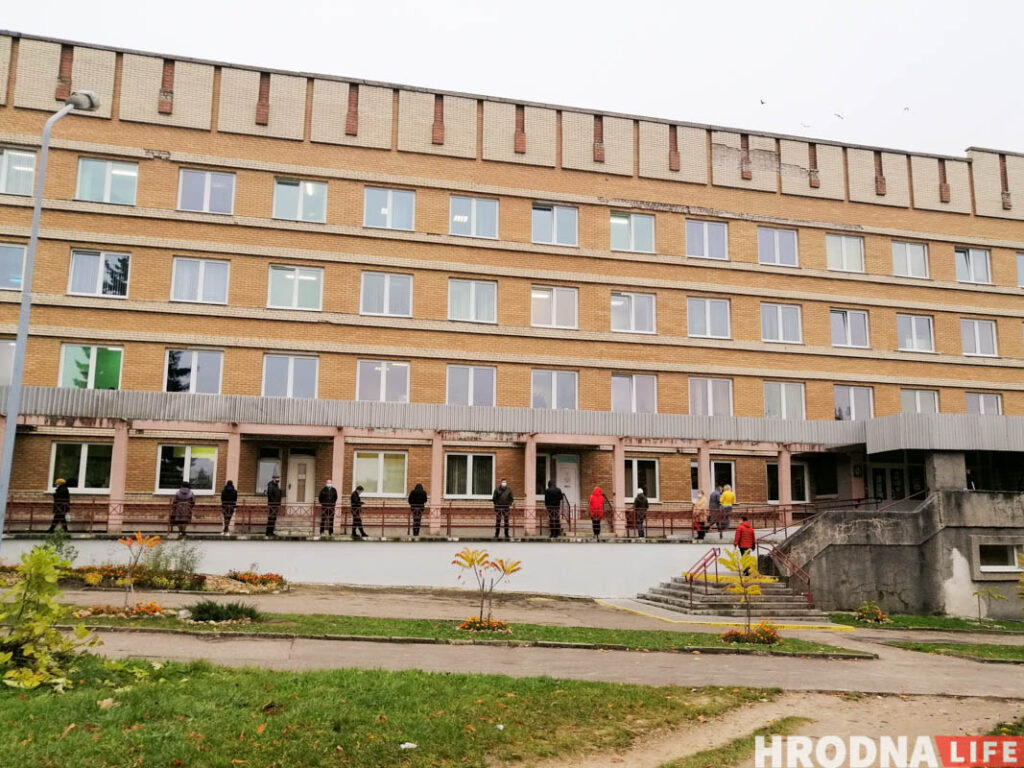 “Как в аду. Каждый второй - с “короной”, работаем по 15 часов в день”. Врач рассказала о второй волне коронавируса в поликлиниках Гродно