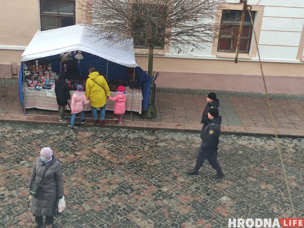 Минимум 12 человек задержали в Гродно во дворах 29 ноября. Милиция: "ненадолго собирались малочисленные группы граждан" Минимум 12 человек задержали в Гродно во дворах 29 ноября. Милиция: "ненадолго собирались малочисленные группы граждан"