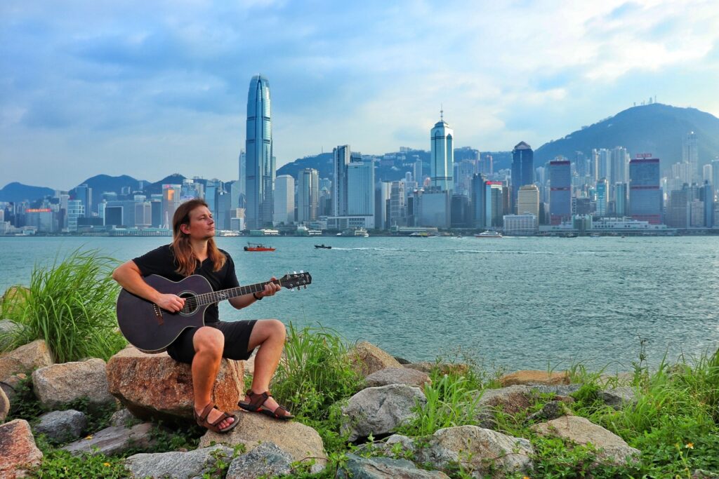 Миграция против алкоголизма. Как уличный музыкант из Гродно застрял в Гонконге и что из этого вышло