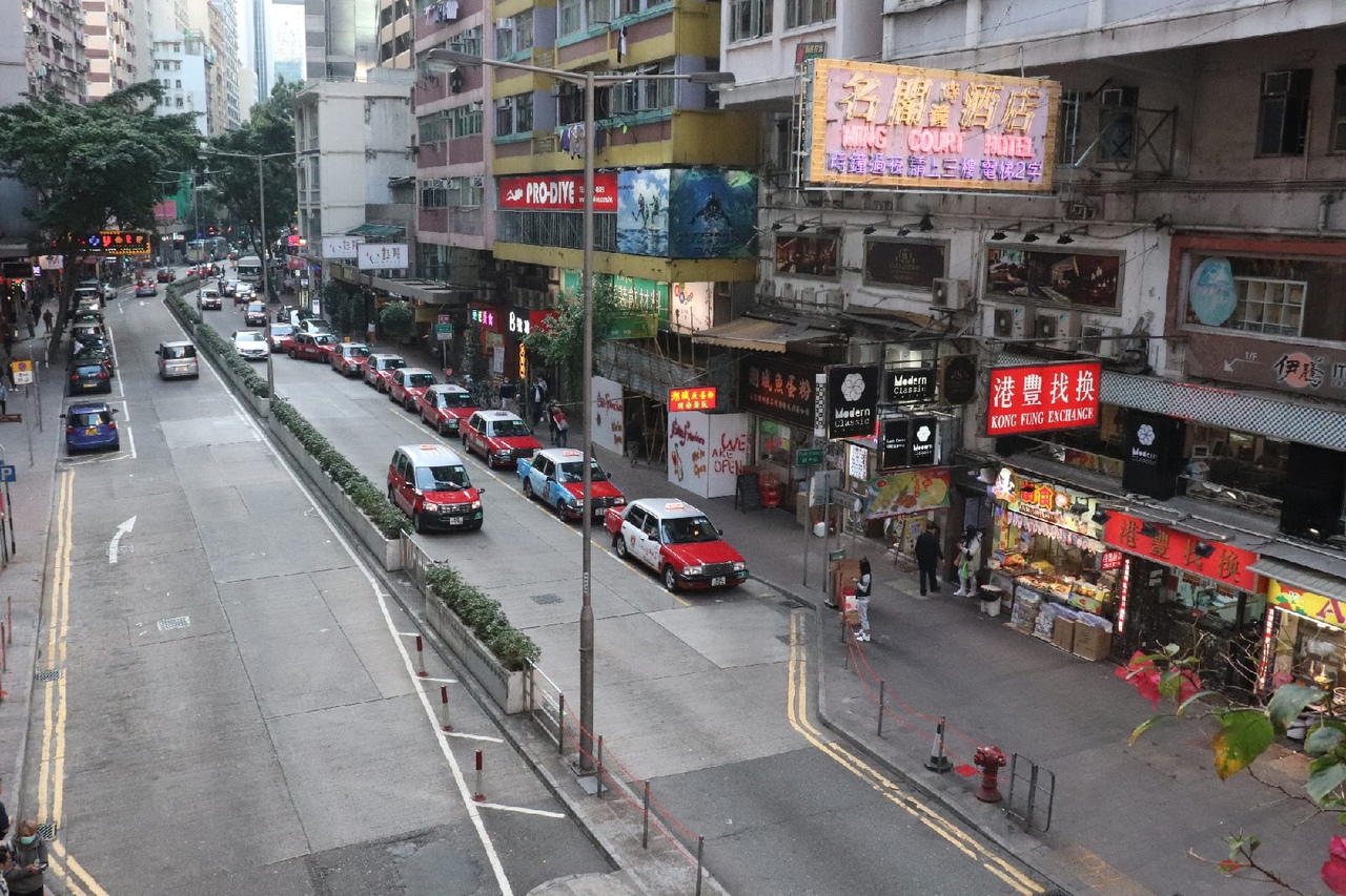 Миграция против алкоголизма. Как уличный музыкант из Гродно застрял в Гонконге и что из этого вышло