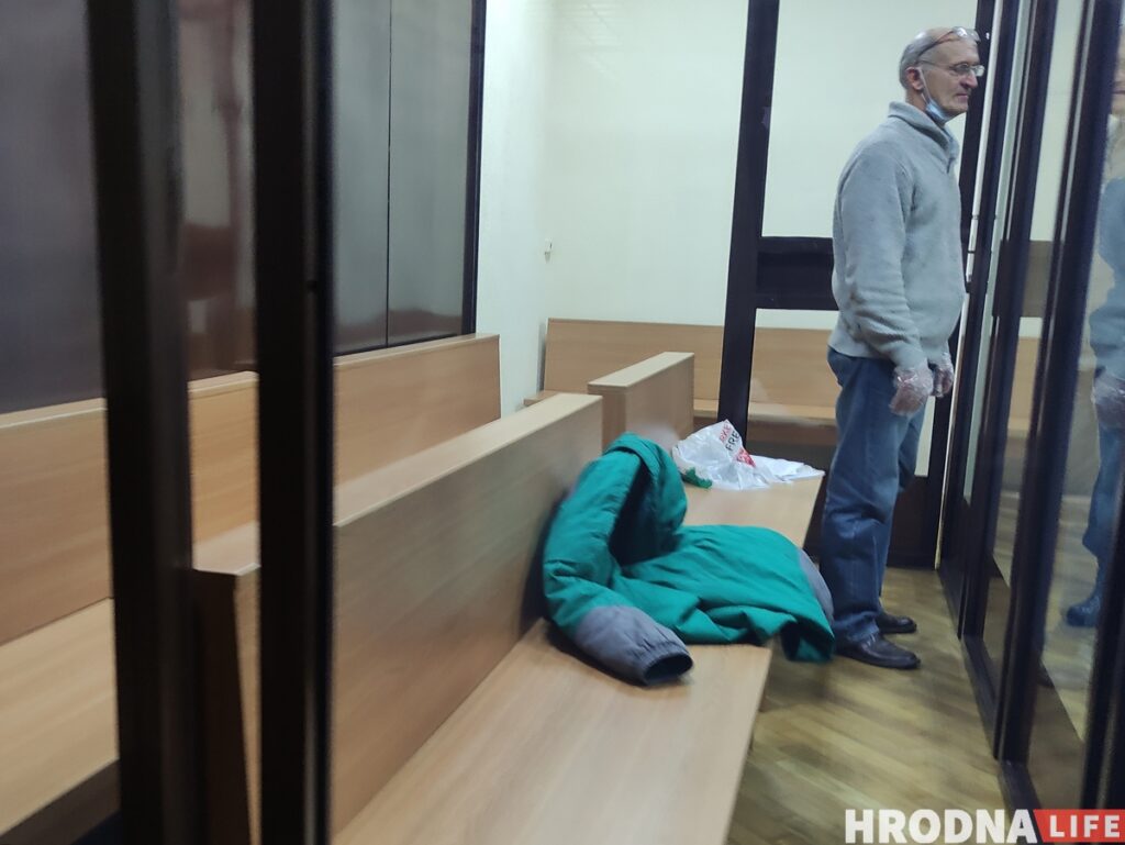 “Было неприятно перед коллегами”. 63-летнего гродненца начали судить за пинок в бедро милиционеру