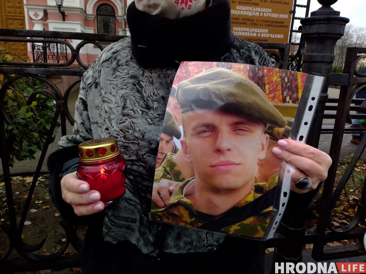 Панихида и цепи солидарности. Как Гродно скорбит по Роману Бондаренко