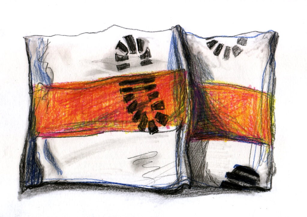 У командира части возле входа в кабинет вместо коврика лежит бело-красно-белый флаг, говорит Алексей.