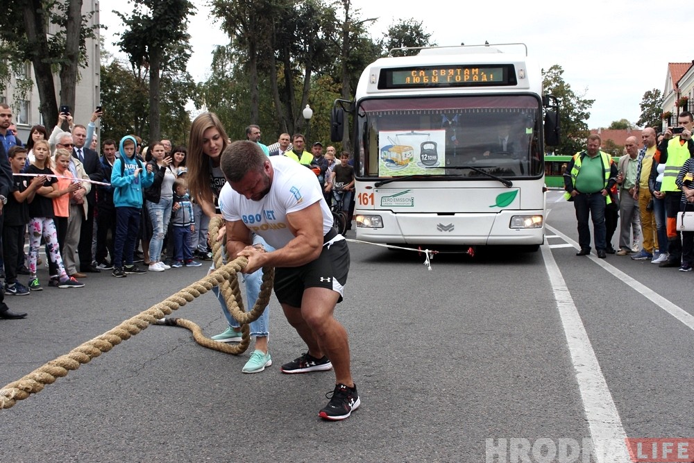 Александр Кодис толкает 12-тонный троллейбус в 2018 году на День Гродно. Фото: Руслан Кулевич