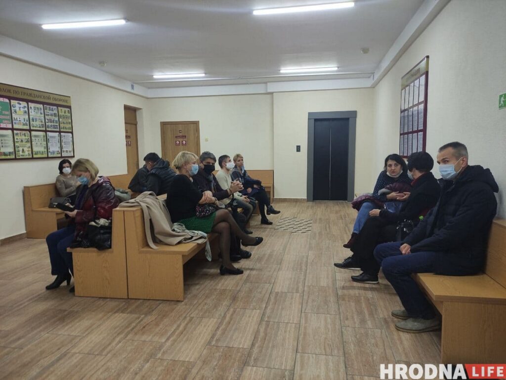 “Было неприятно перед коллегами”. 63-летнего гродненца начали судить за пинок в бедро милиционеру