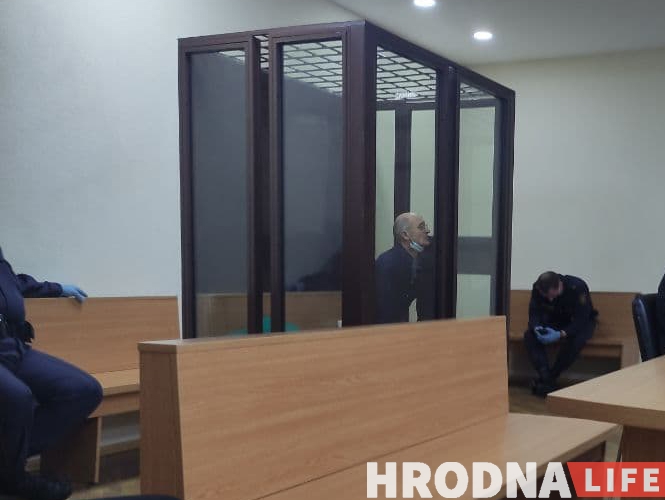 “Было неприятно перед коллегами”. 63-летнего гродненца начали судить за пинок в бедро милиционеру