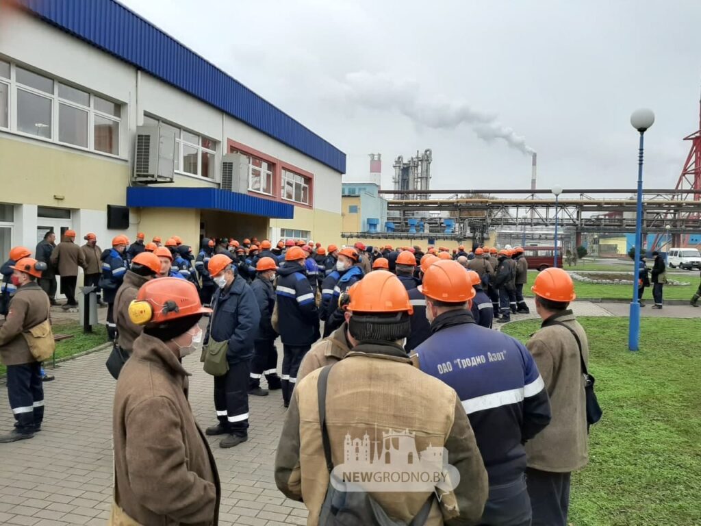 Панихида и цепи солидарности. Как Гродно скорбит по Роману Бондаренко