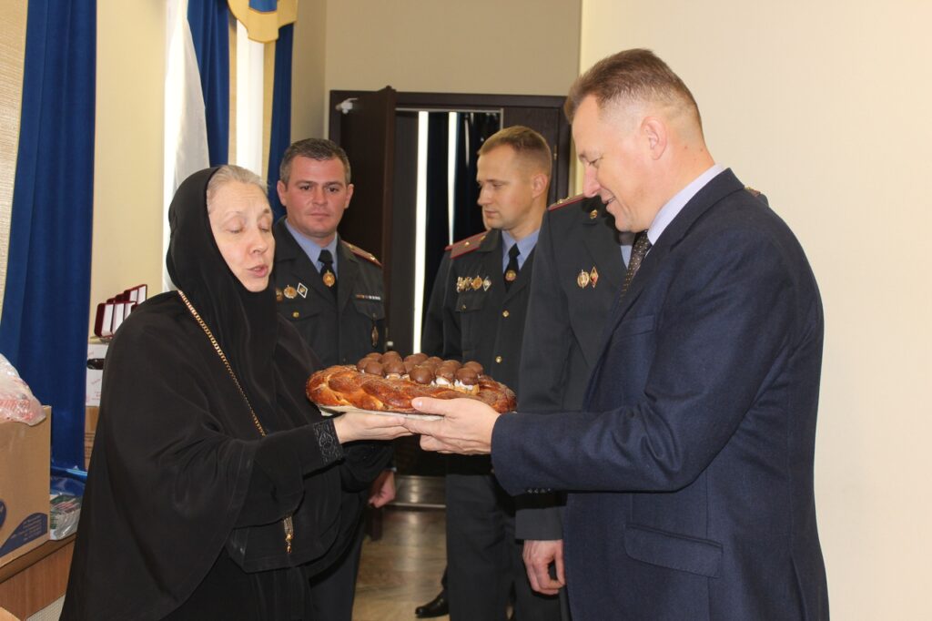 "Все люди вам благодарны". Игуменья Гавриила принесла торты для  гродненского ОМОНа и милиции