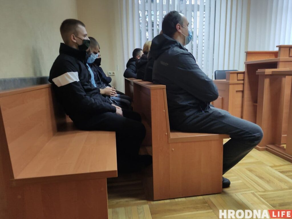 Еще одного гродненца начали судить за насилие над силовиками. На скамье – шесть потерпевших, которые его избили