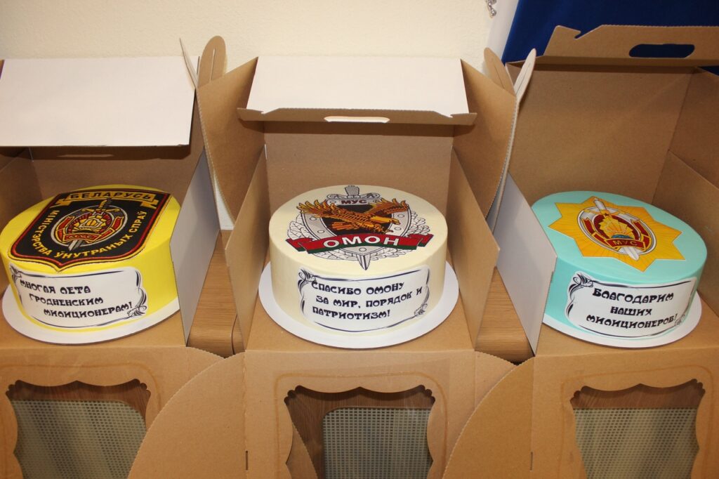 "Все люди вам благодарны". Игуменья Гавриила принесла торты для  гродненского ОМОНа и милиции