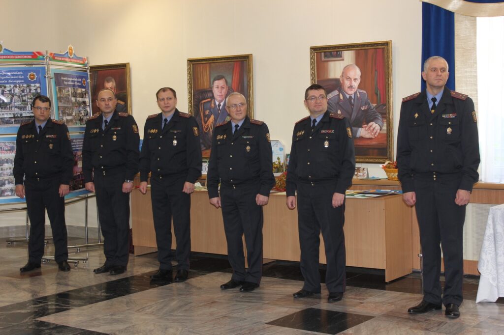 "Все люди вам благодарны". Игуменья Гавриила принесла торты для  гродненского ОМОНа и милиции