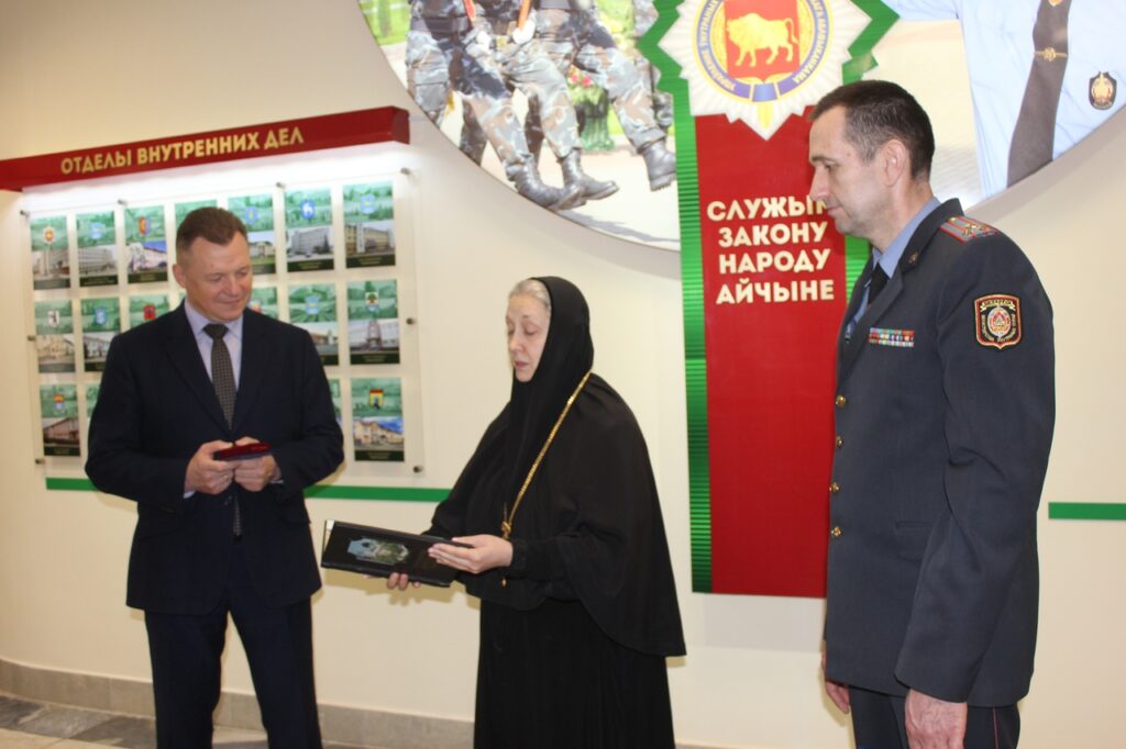 "Все люди вам благодарны". Игуменья Гавриила принесла торты для  гродненского ОМОНа и милиции