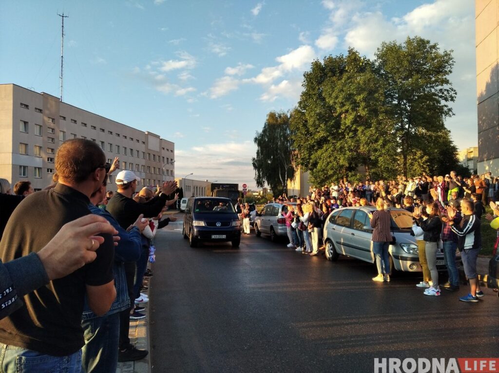 "Плохо спал, поссорился с женой". 3000 рублей компенсации попросил на суде милиционер, которому гродненец распылил газ в лицо