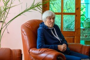 "Однажды ноги отказали, так переволновалась". Как ждет победы 81-летняя Галина Филипповна из Гродно, выступавшая на встрече с Тихановским "Однажды ноги отказали, так переволновалась". Как ждет победы 81-летняя Галина Филипповна из Гродно, выступавшая на встрече с Тихановским