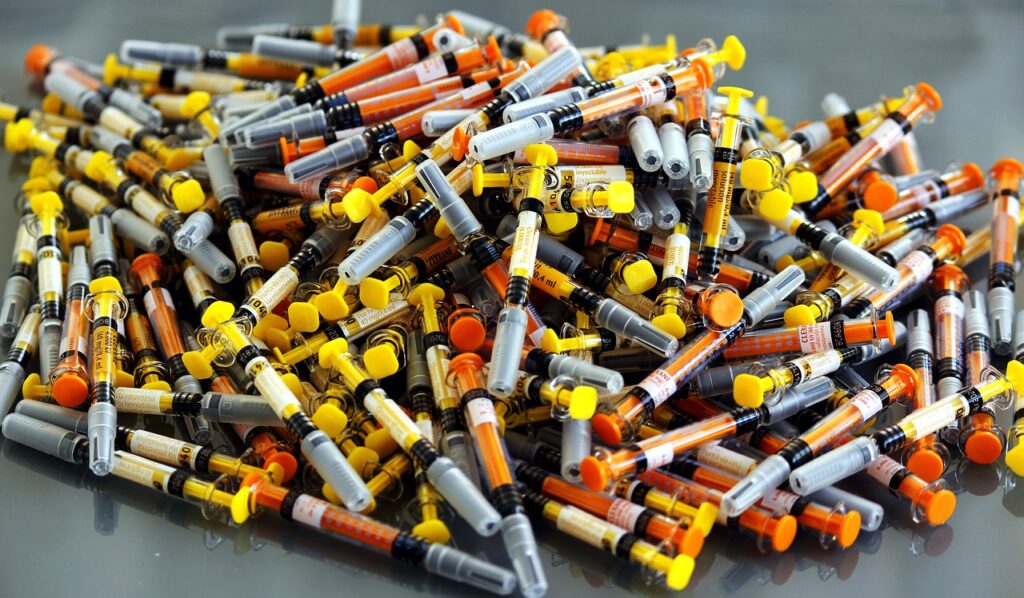 “Мы говорим о рисках, и мы напугали население”. Что стоит знать о вакцинах от COVID-19