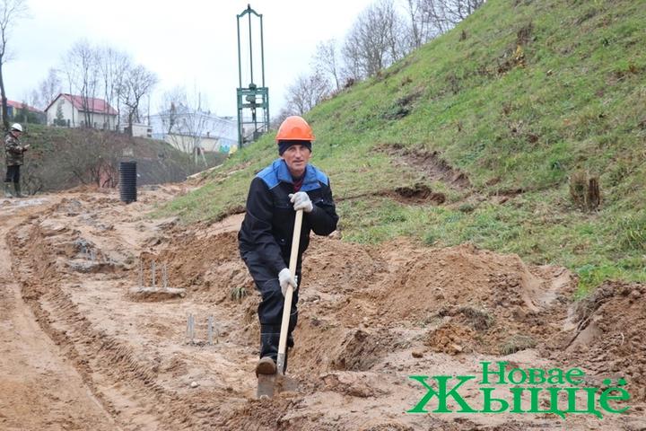 Замковую гору в Новогрудке спасают от оползня. Что происходит с реконструкцией замка