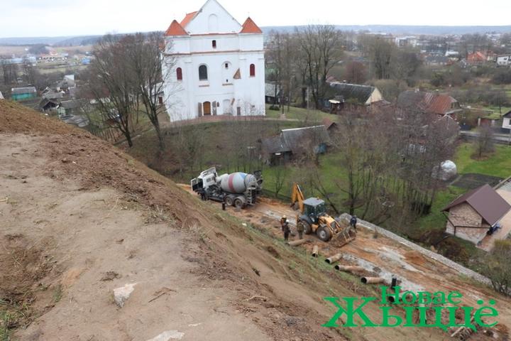 Замковую гору в Новогрудке спасают от оползня. Что происходит с реконструкцией замка