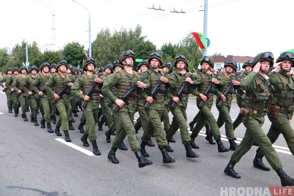 «Нашей стране нужны послушные исполнители». Офицер Вооруженных сил о переезде в Польшу Военнослужащие Гродненского гарнизона во время парада 3 июля. Фото: Руслан Кулевич