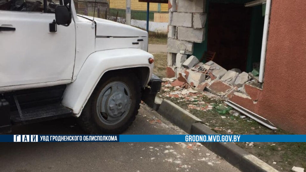 В Поречье грузовик проломил стену жилого дома