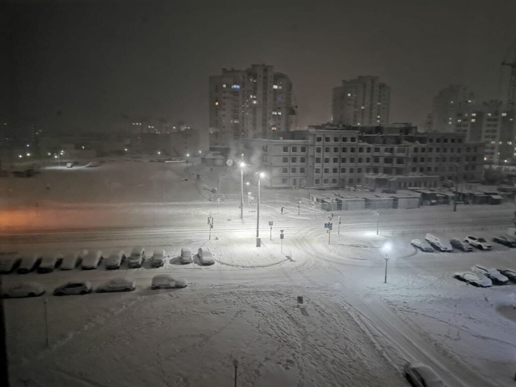 Серьезные пробки и подорожание такси. Снежный циклон «Ларс» накрыл Гродно