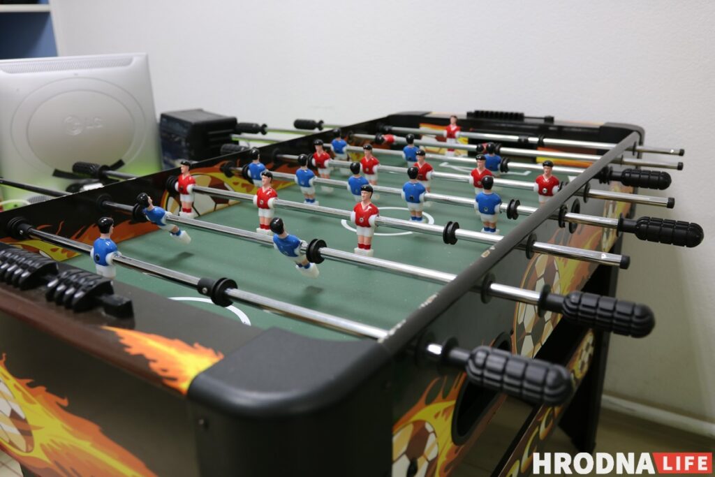 Ночи кино, видеоигры и аэрохоккей. В Гродно открылся игровой клуб «Подвал 24»