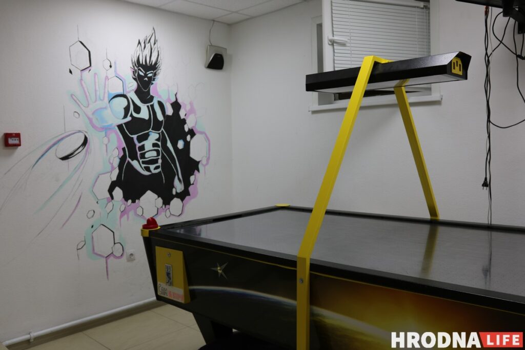 Ночи кино, видеоигры и аэрохоккей. В Гродно открылся игровой клуб «Подвал 24»