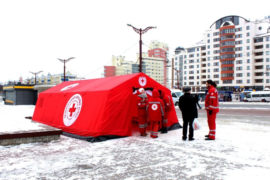 Гарачы чай і першая дапамога. Як у цэнтры Гродна будзе працаваць пункт абагравання "Чырвонага крыжа"