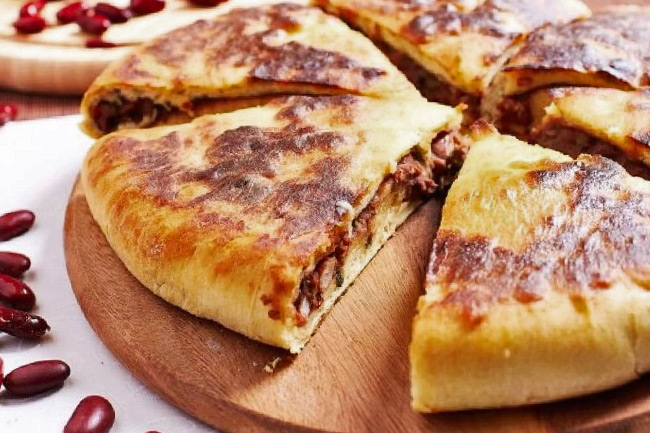 Лобиани — традиционный грузинский пирог с начинкой из вареной фасоли. Иллюстративное фото. Источник: iamcooking.ru