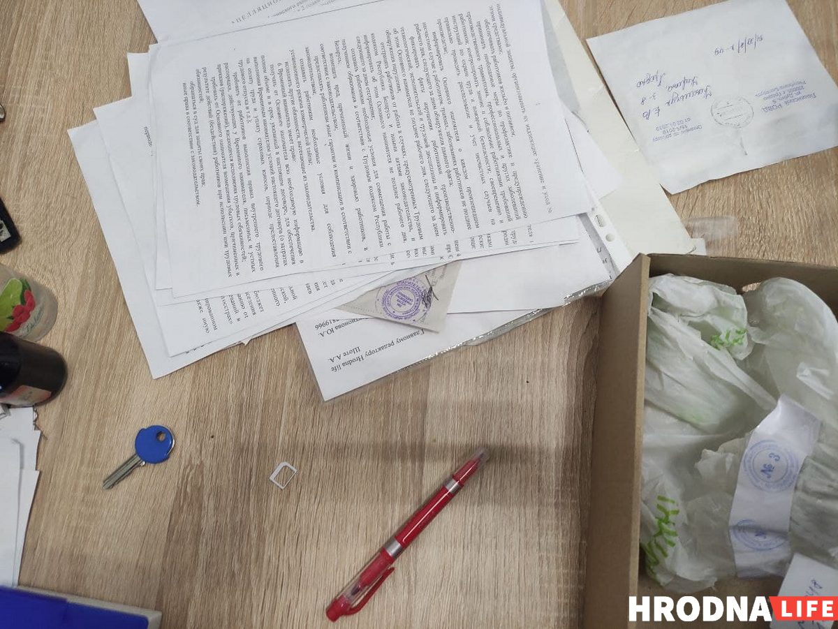 Агляд у рэдакцыі Hrodna.life скончыўся. Канфіскавалі тэхніку, кнігі і гульні