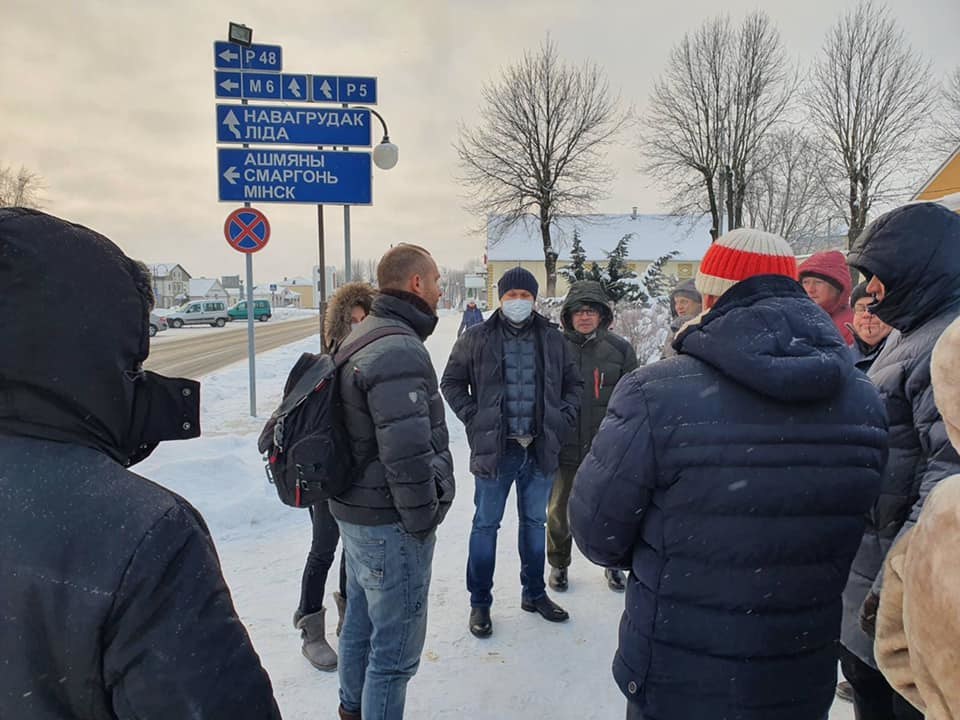 20 базовых за флаг с "Погоней" на колодце в Ивьевском районе. Инвестора Валерия Остринского освободили в суде