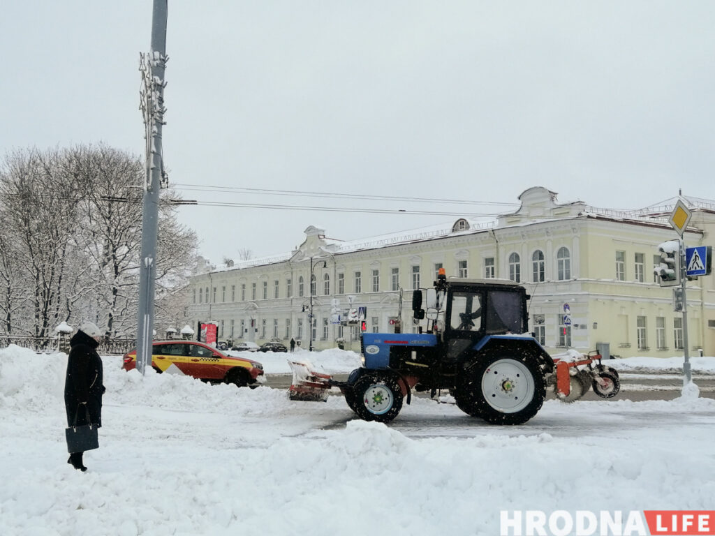 «Нереально убрать снег в течение дня-двух, если он сутками падает». На улицы Гродно высыпали около 500 тонн противогололедных реагентов