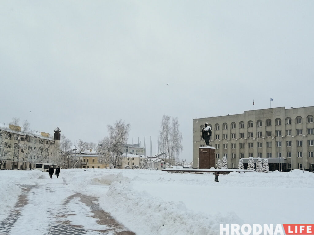 «Нереально убрать снег в течение дня-двух, если он сутками падает». На улицы Гродно высыпали около 500 тонн противогололедных реагентов
