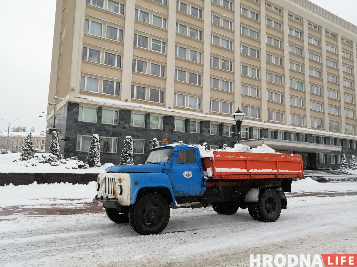 «Нереально убрать снег в течение дня-двух, если он сутками падает». На улицы Гродно высыпали около 500 тонн противогололедных реагентов