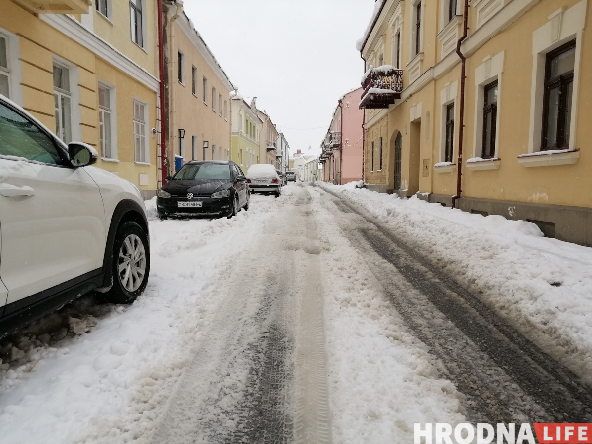 «Нереально убрать снег в течение дня-двух, если он сутками падает». На улицы Гродно высыпали около 500 тонн противогололедных реагентов