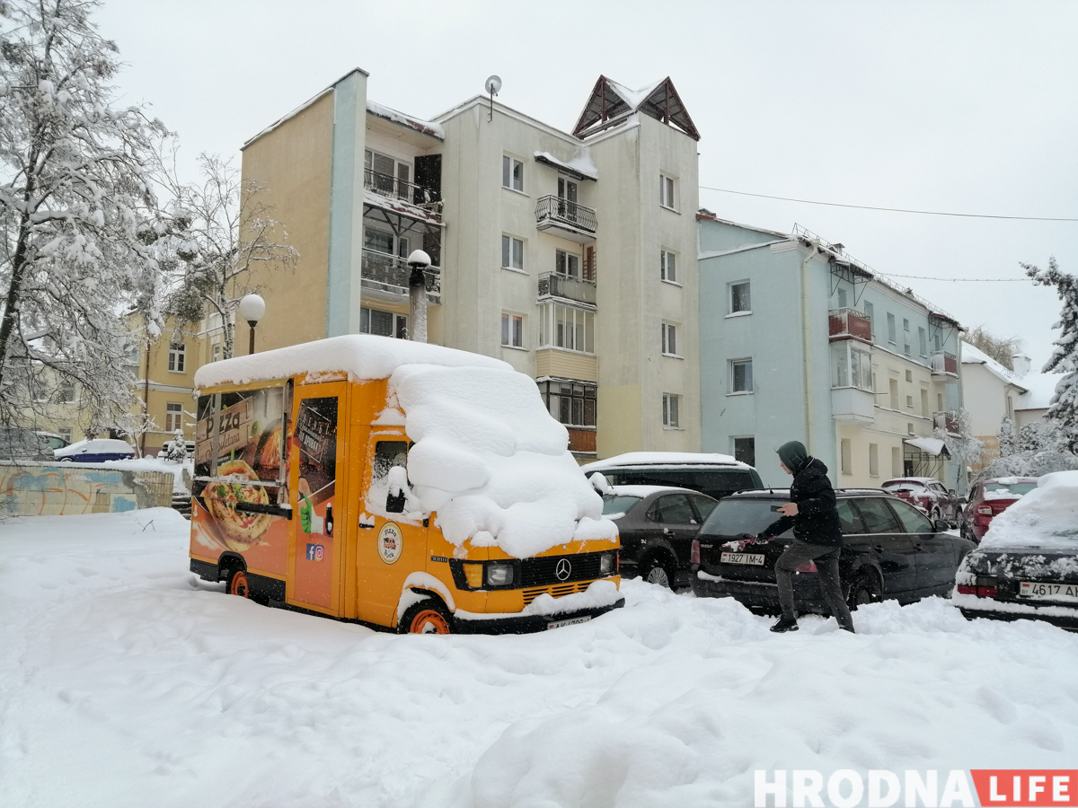 «Нереально убрать снег в течение дня-двух, если он сутками падает». На улицы Гродно высыпали около 500 тонн противогололедных реагентов