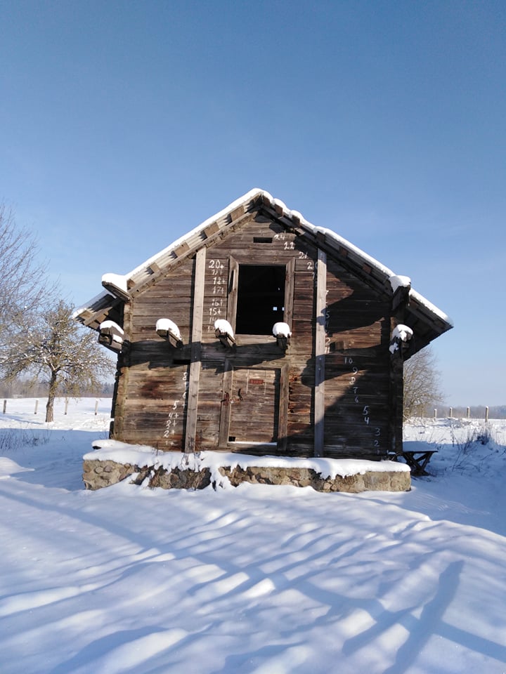 “Нас проверяли семь инстанций”. Местные власти хотят снести старинные постройки под Гольшанами, владелец мечтает о скансене