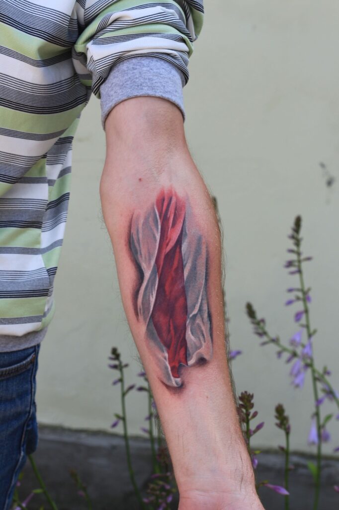 Бежать, сводить или набить еще одну. Владельцы БЧБ-татуировок, — о возможном признании такой символики экстремистской