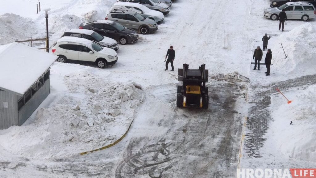 “Работаем и день и ночь”. Как частники спасают Гродно от снега