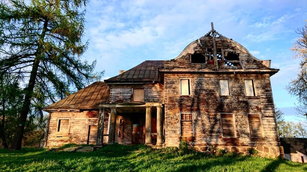 “Нас проверяли семь инстанций”. Местные власти хотят снести старинные постройки под Гольшанами, владелец мечтает о скансене