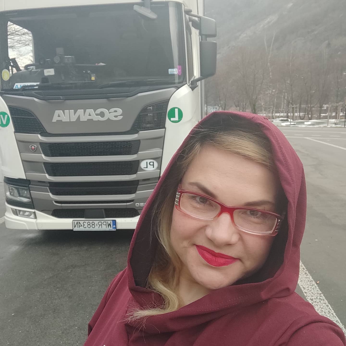 «Сегодня я могу быть в горах, а завтра — у моря». Гродненка ушла с гостелевидения и стала дальнобойщицей