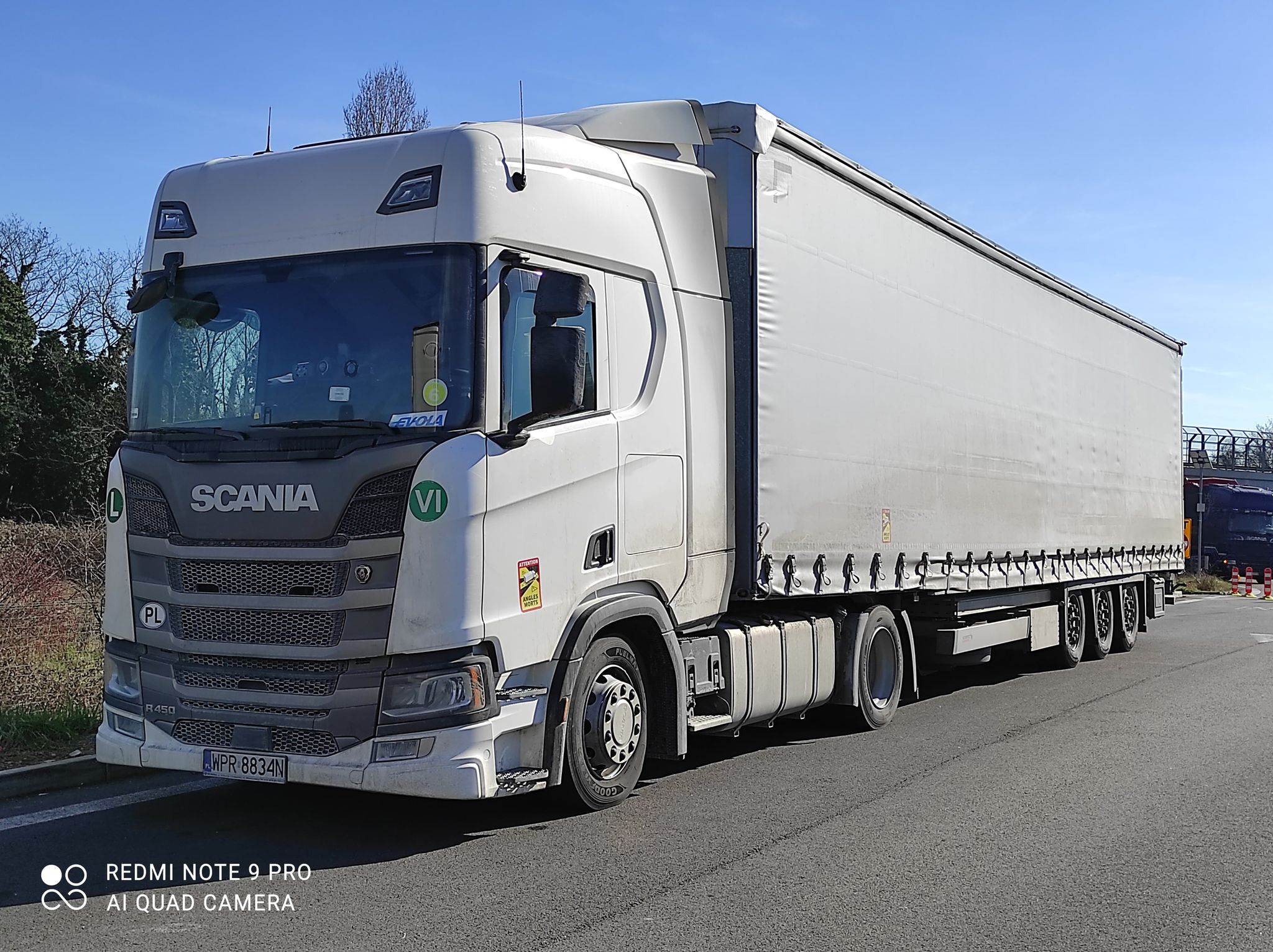 «Сегодня я могу быть в горах, а завтра — у моря». Гродненка ушла с гостелевидения и стала дальнобойщицей