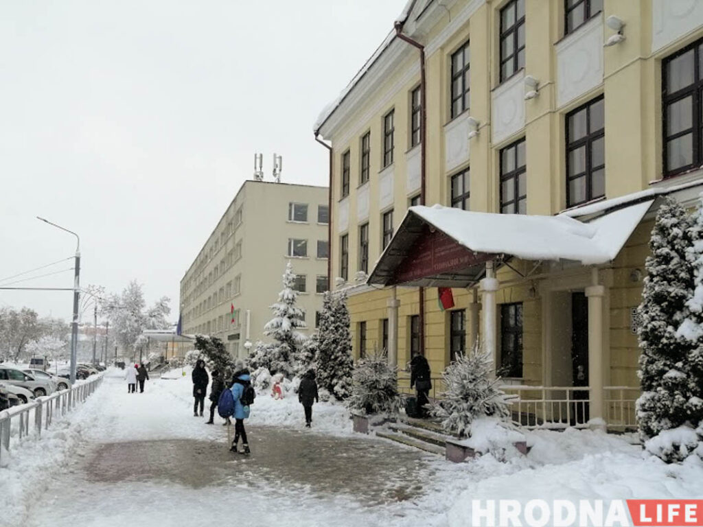 В школах Гродно составляют списки учителей на вакцинацию от COVID-19. Прививать их начнут в начале марта