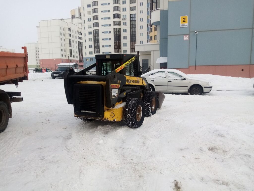 “Работаем и день и ночь”. Как частники спасают Гродно от снега