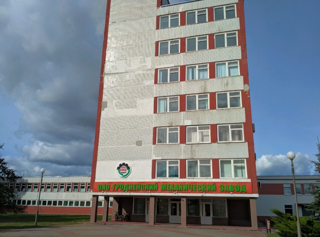 Сотрудники Гродненского механического завода потеряют в зарплате из-за простоя и “четырехдневки” - нет заказов