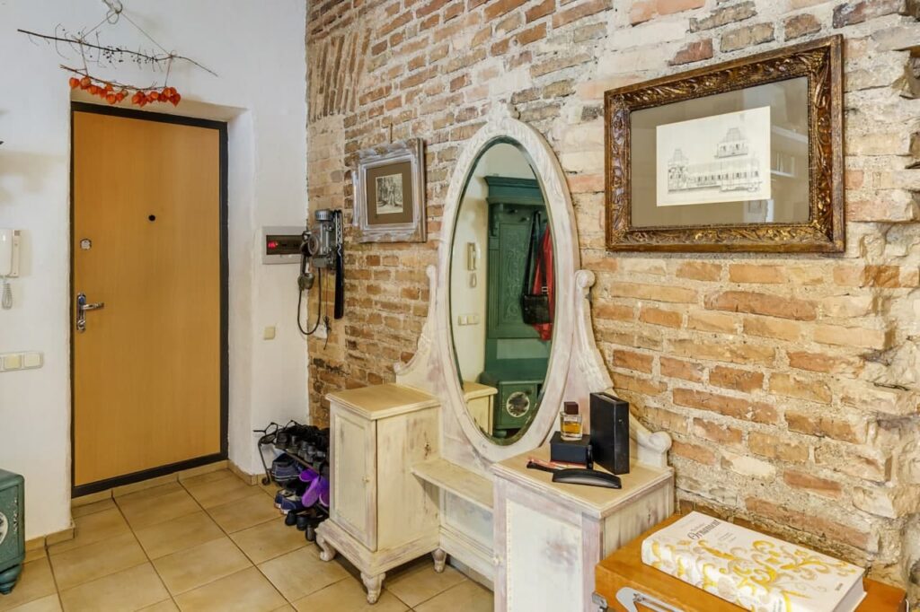 В гостиной – стена монастыря, за окном – кабак. Дизайнерка из Гродно – о жизни в историческом доме